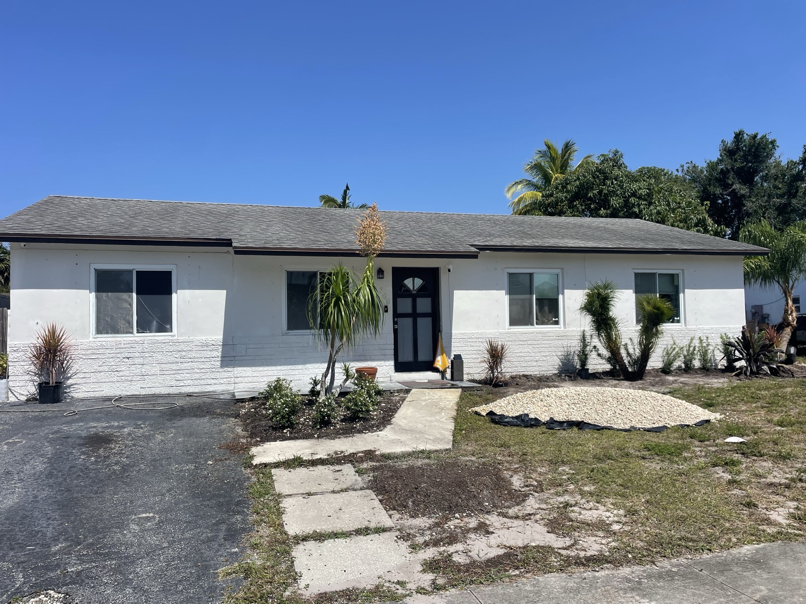 White ranch home before two-tone repaint